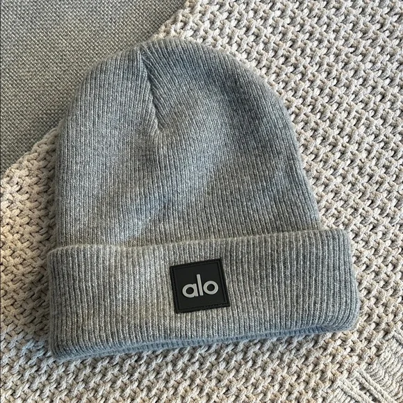 ALO Yoga Kids Light Gray Knit Hat - Picture 1 of 2
